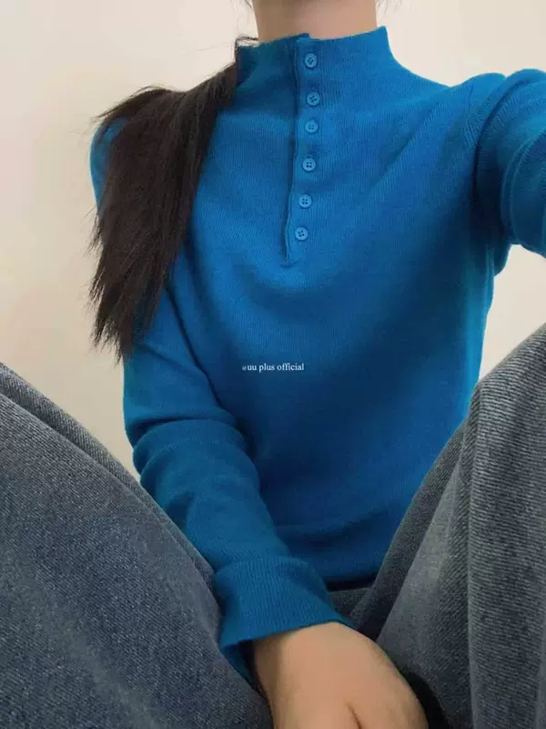 เสื้อตัวในคอเต่าครึ่งหนึ่ง กระดุมเรียง ผ้าถักขนแกะ กันหนาวได้ดี นุ่มสบายผิว ทรงไหล่ตรง ช่วยให้ดูผอมเพรียว แมทช์ลุคง่าย สำหรับผู้หญิง