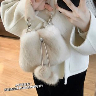 新款水貂毛小水桶包包女毛绒毛球皮草包包轻奢真毛百搭斜跨手拎包