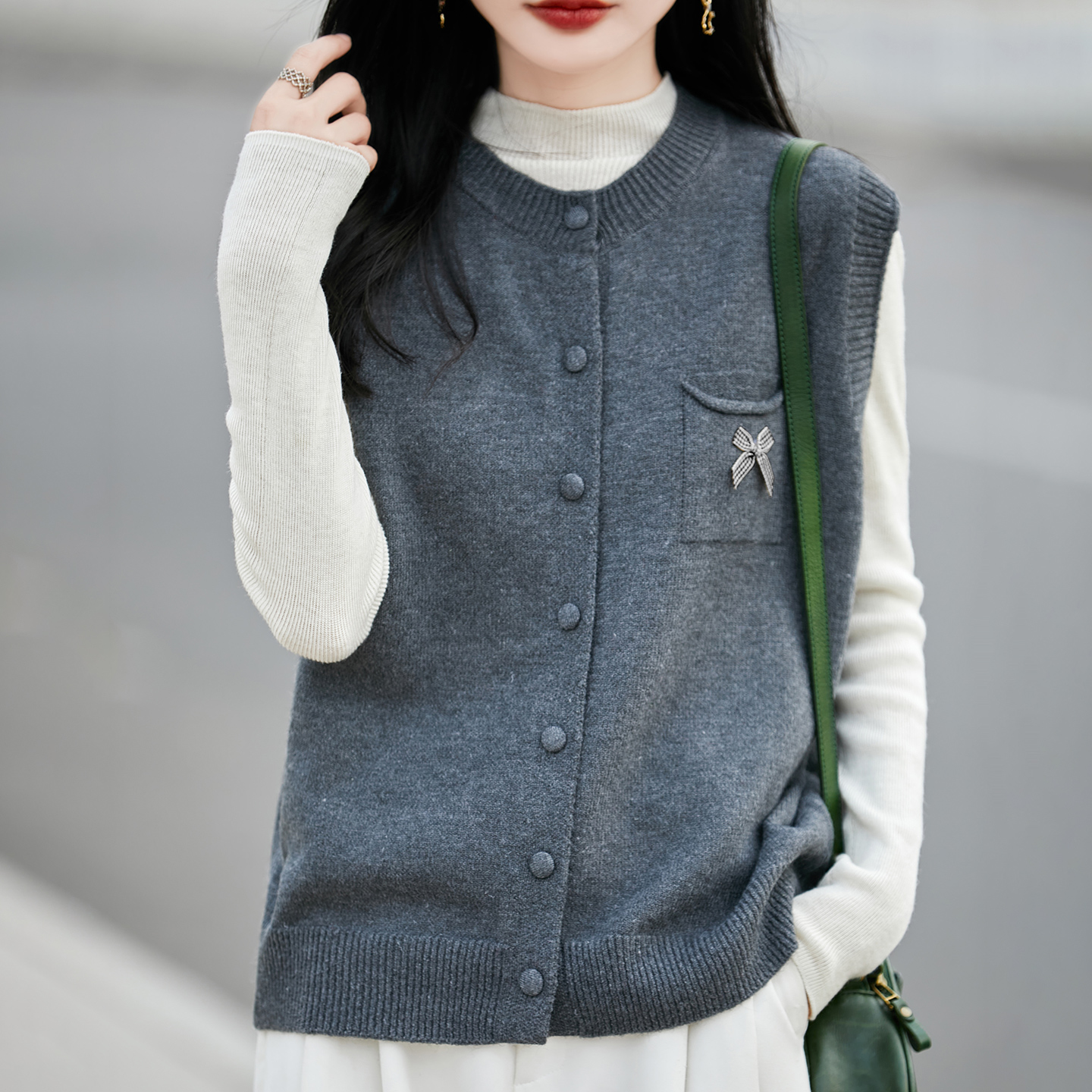 2025秋冬新款休闲马甲包扣针织毛衣背心女无袖开衫圆领坎肩短外套