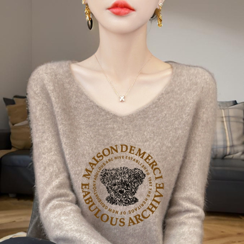 高级感时尚减龄V领针织衫女长袖一体成型小熊图案内搭打底毛衣潮