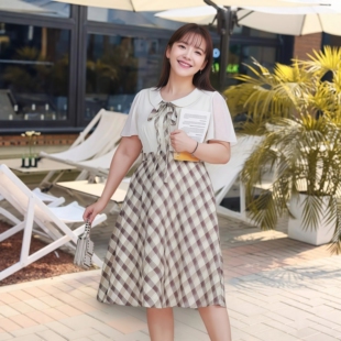 2026夏季新款大码女装胖mm通勤风亲肤透气飘带文艺格子拼接连衣裙