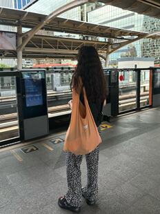 LittleChicThings多巴胺慵懒布袋海螺橙大容量单肩包透视包包