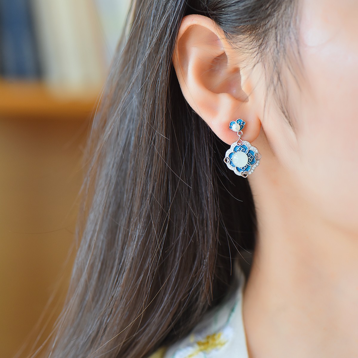 s925银镶嵌和田玉 6 厘珐琅彩耳钉