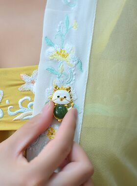 s925银镶嵌和田玉蛋面可爱龙形胸针白玉配饰金色龙年萌系3737A