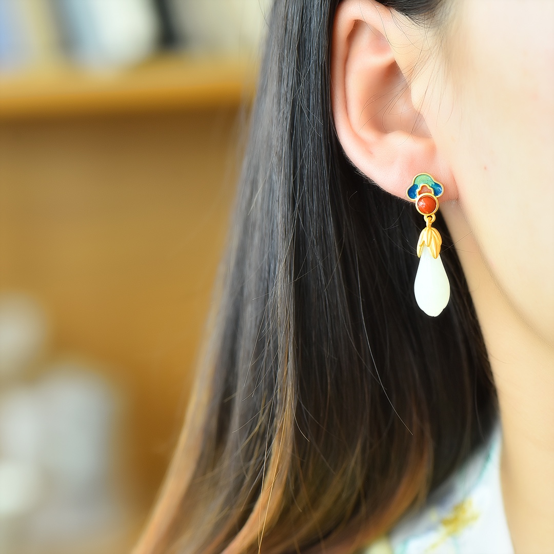 银镶和田玉玉兰花配珐琅南红耳坠