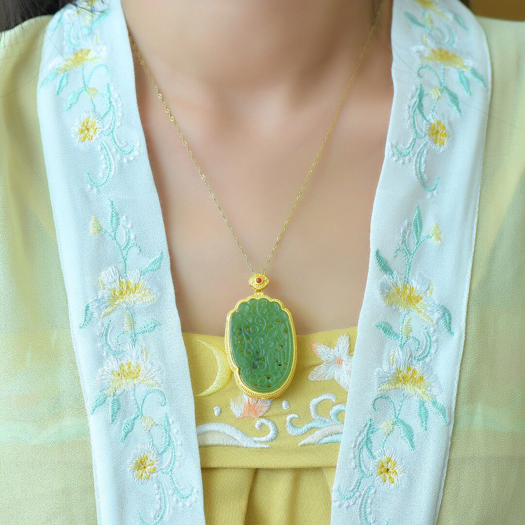 S925银镶嵌和田玉碧玉珐琅镂空香囊吊坠玉坠挂脖吊坠精雕饰16038