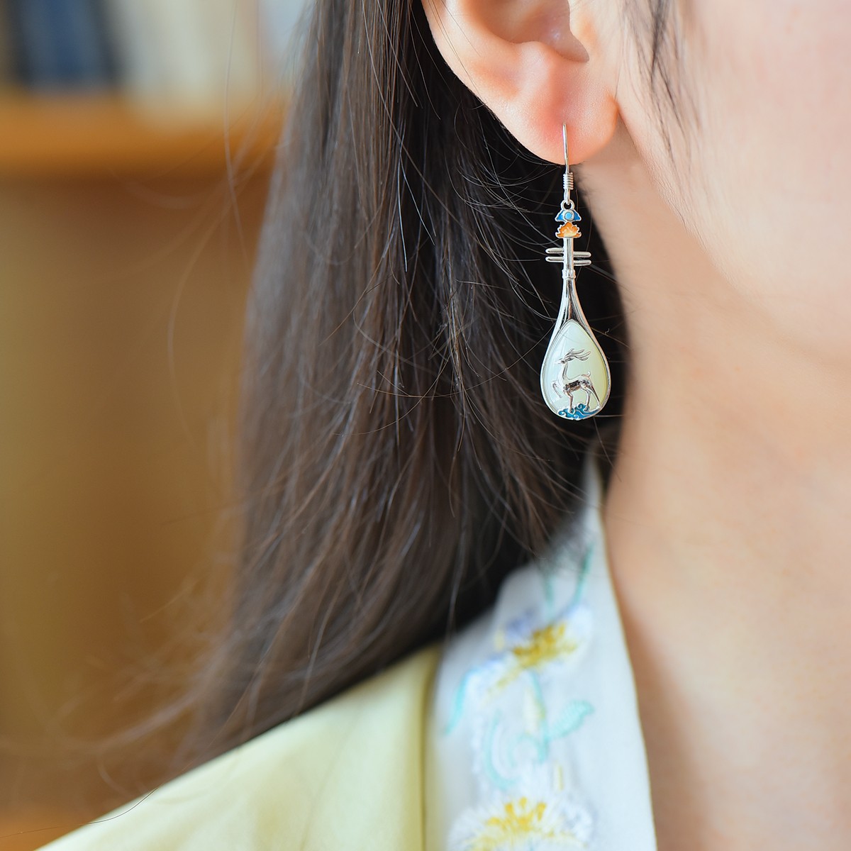 s925银镶嵌和田玉珐琅彩琵琶耳坠