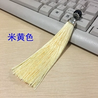 Кисточка с застежкой-лобстером бежевого цвета