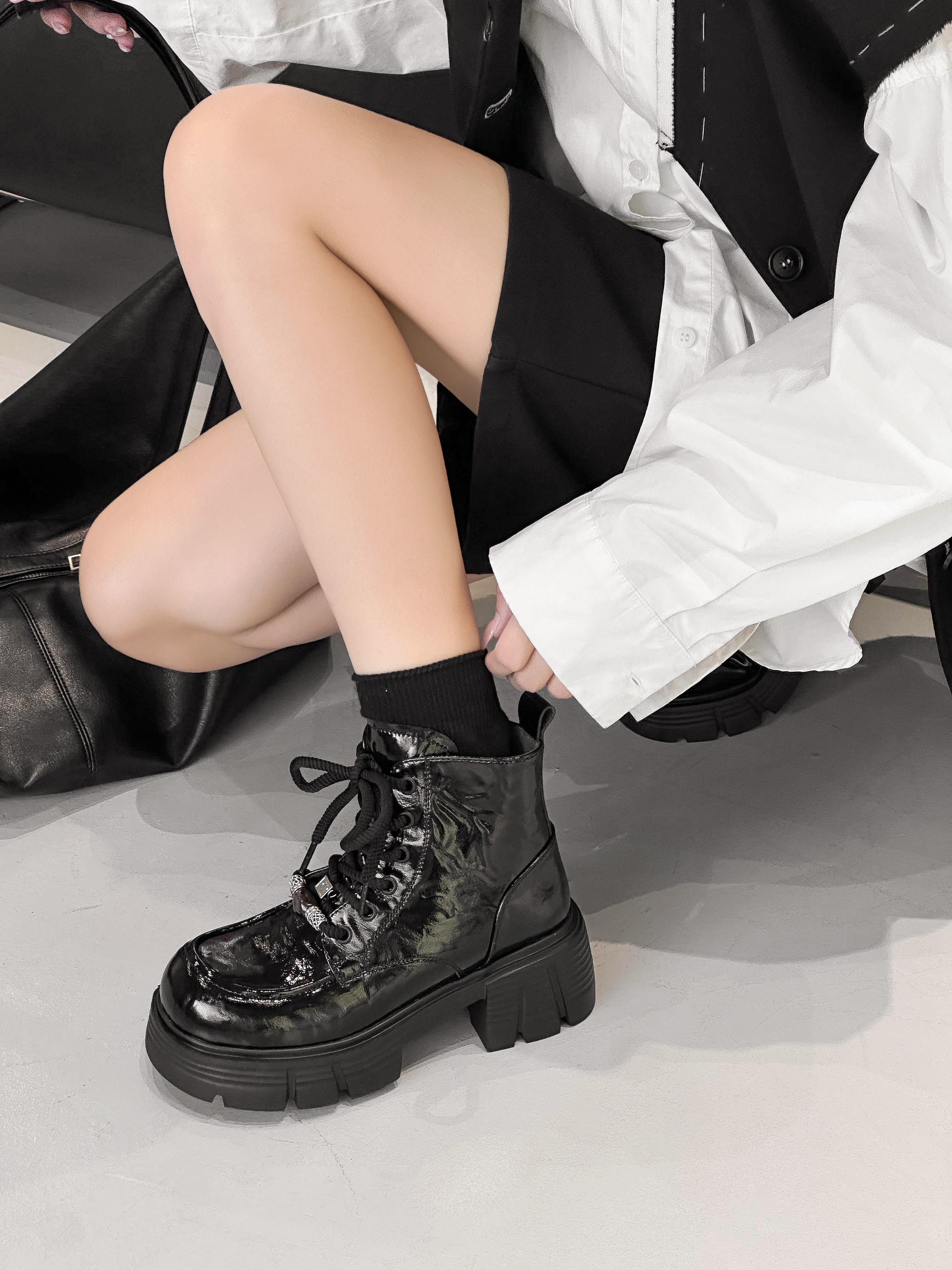 百莉萱女鞋2025年秋冬季新款马丁靴女轻便舒适休闲加绒漆皮短靴