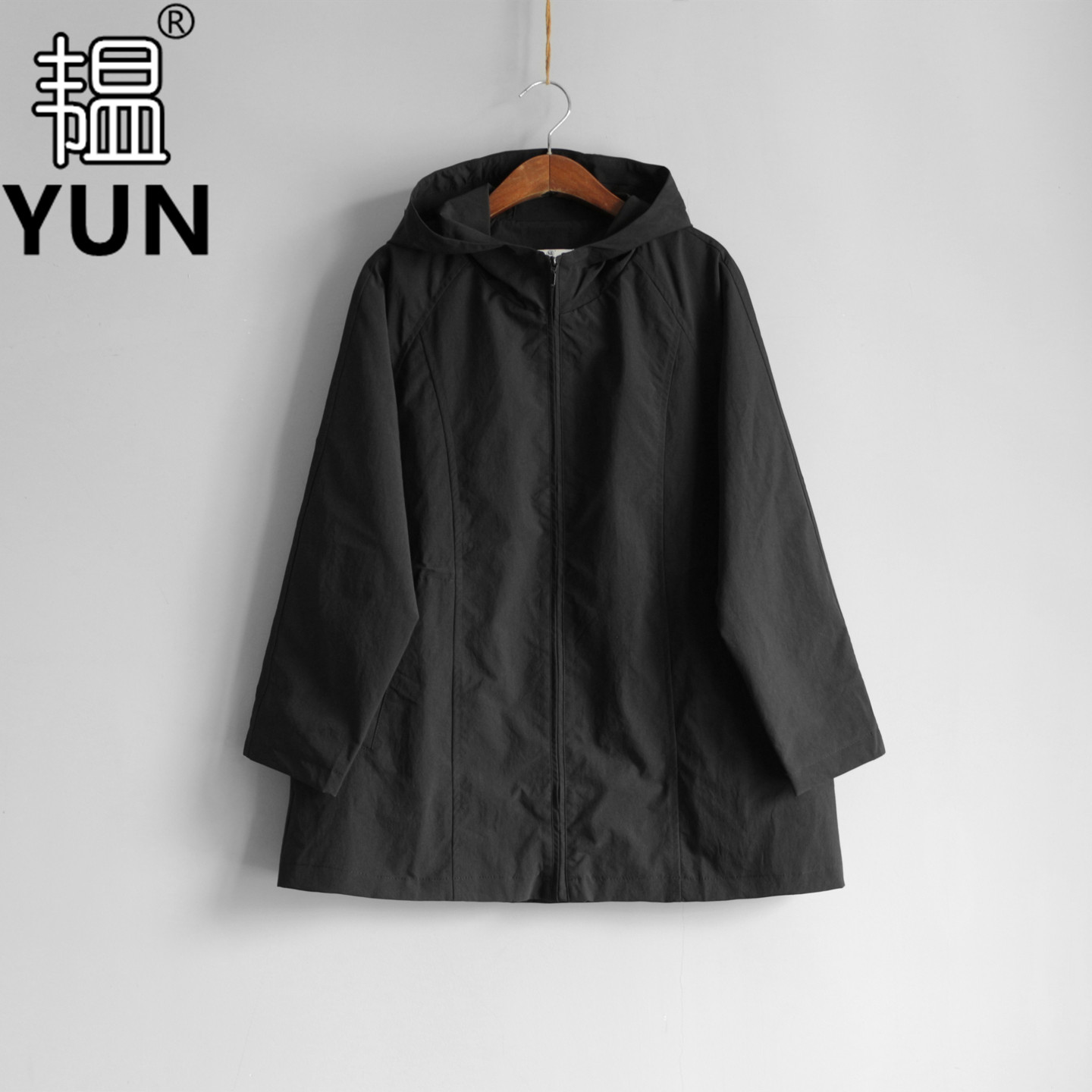 YUN韫2026秋季新品女装连帽拉链门襟黑色中长款显瘦女风衣 9512