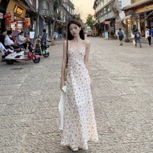 白色碎花吊带连衣裙女夏日绝美小裙子收腰显瘦海边度假长裙子 法式