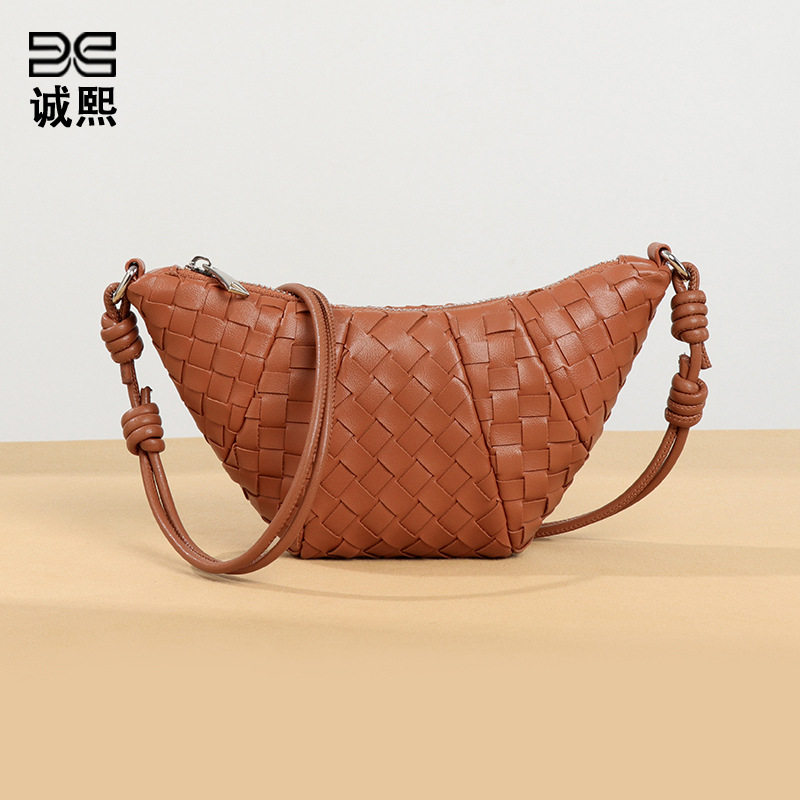 个性潮流新款手工编织牛角包时尚高级感单肩包复古质感软皮斜挎包,箱包皮具/热销女包/男包,单肩包,淘宝优惠券,粉丝福利购,淘宝优惠卷