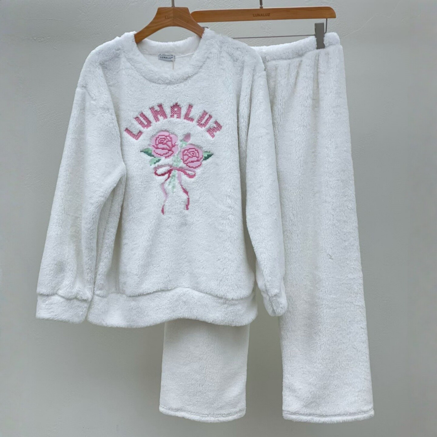 LUNALUZ韩国2025冬季甜美字母拼色圆领长袖裤毛绒保暖睡衣套装女