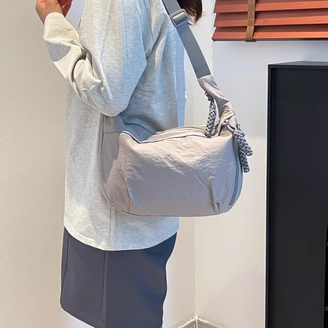 简约休闲轻便饺子包单肩包日系百搭斜挎包包女大学生上课通勤背包