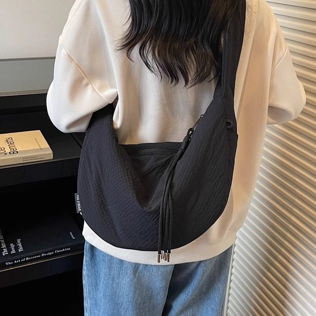 日系高级感尼龙帆布饺子包女休闲宽肩带斜挎包大容量通勤单肩布袋