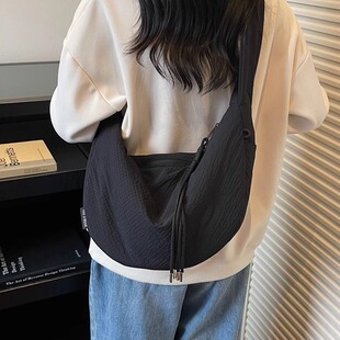 日系高级感尼龙帆布饺子包女休闲宽肩带斜挎包大容量通勤单肩布袋