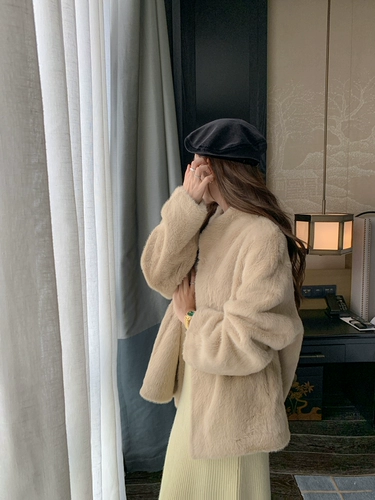 Бархатная длинная зимняя куртка, яркий броский стиль, изысканный стиль, средней длины