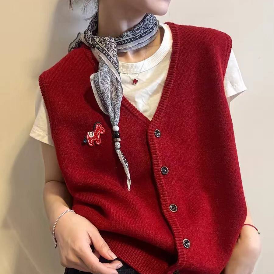2026早春学院风单排扣针织马甲女款无袖v领背心叠穿百搭时尚上衣