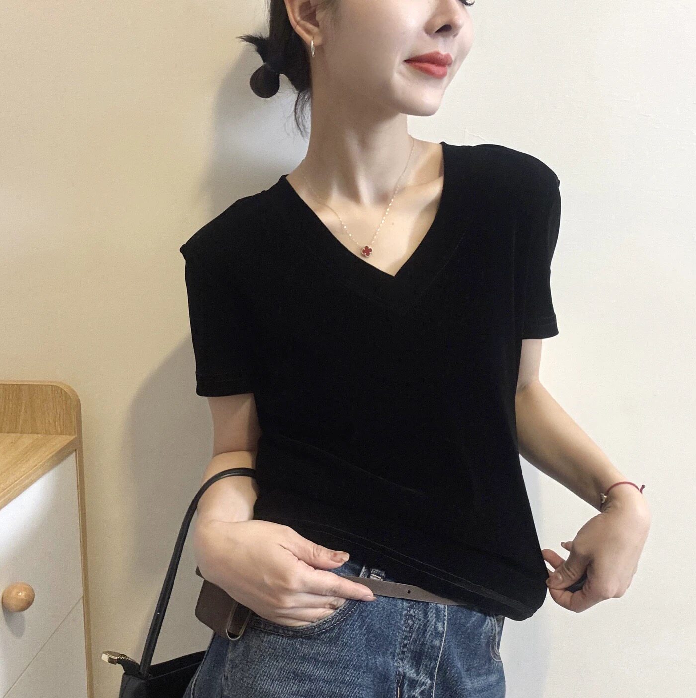 V领上衣短袖t恤女2026春夏季新款设计感黑色丝绒上衣修身打底衫潮