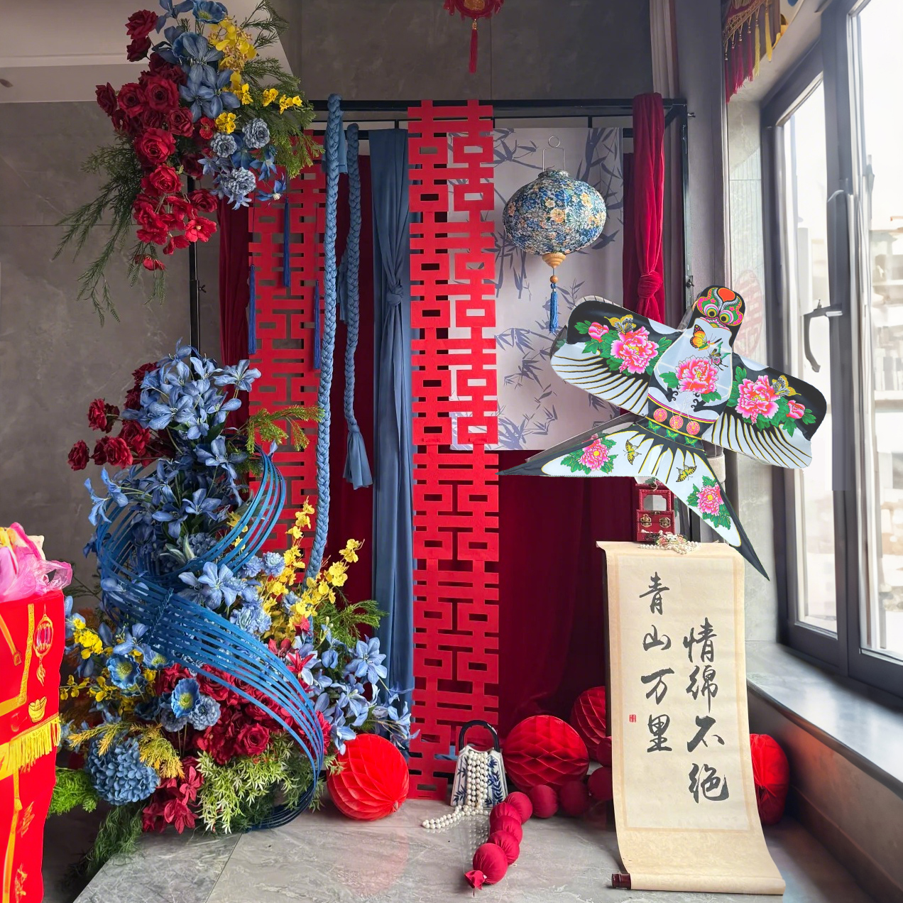 红蓝搭配布幔装饰婚庆铁架小红书同款风筝结婚晨袍拍照道具纸鸢