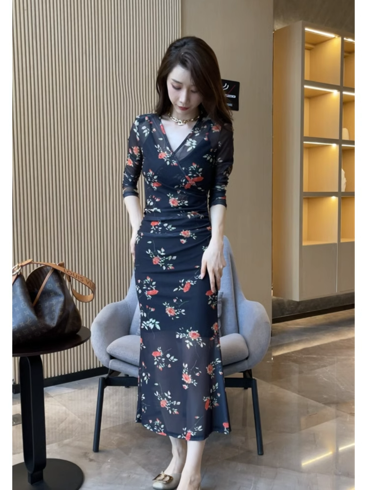 绫致戎美女装官方旗舰店轻奢v领显瘦两件套连衣裙女春季性感修身