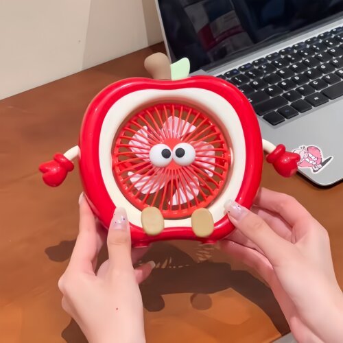 小风扇吹的太用力啦成斗鸡眼了
