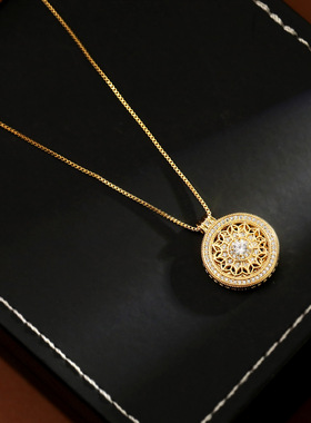 金店同款镶钻镂空花窗圆牌吊坠项链中古时尚轻奢八宝罗盘锁骨链