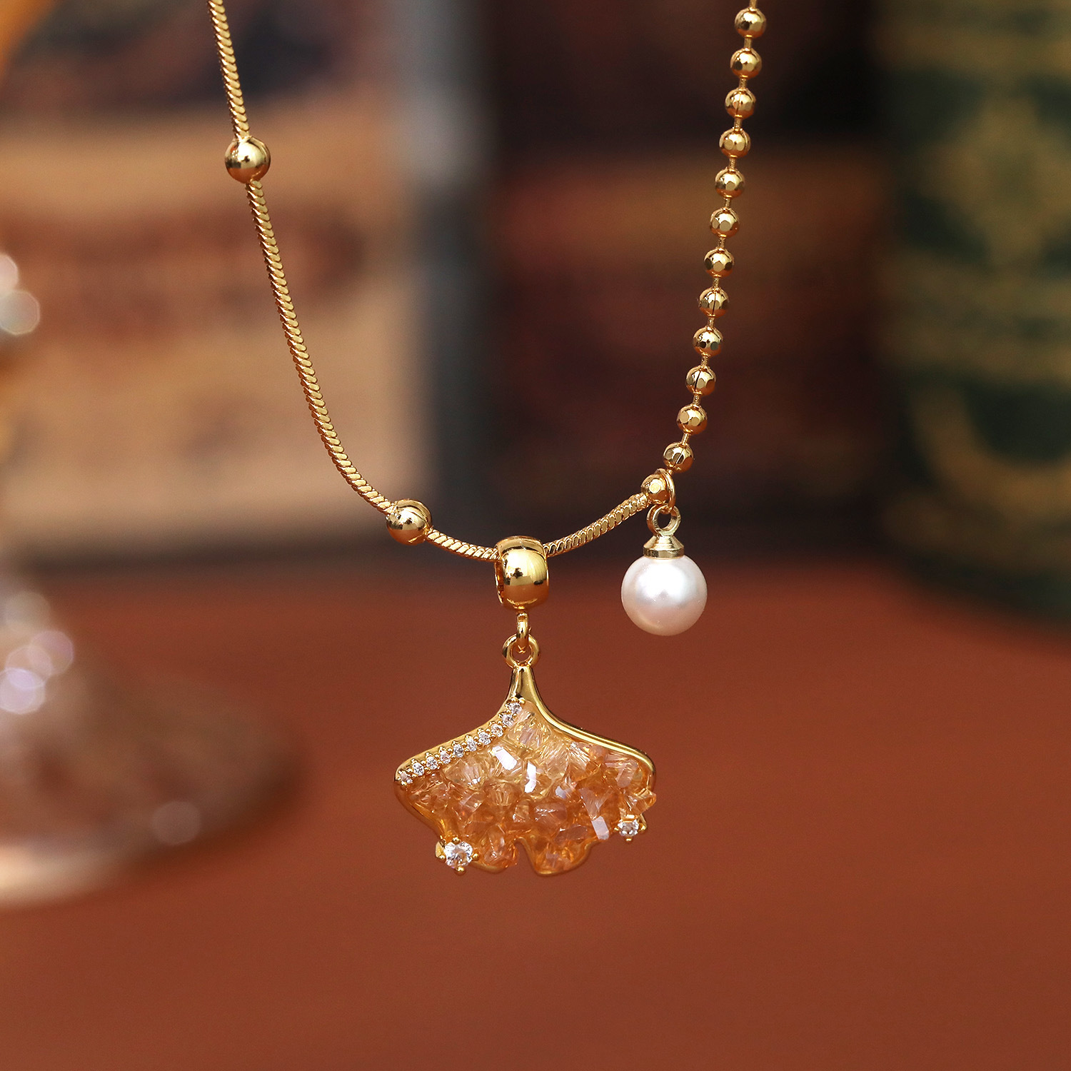 美拉德香槟色水晶项链银杏叶锁骨颈链网红秋冬文艺复古枫叶毛衣链