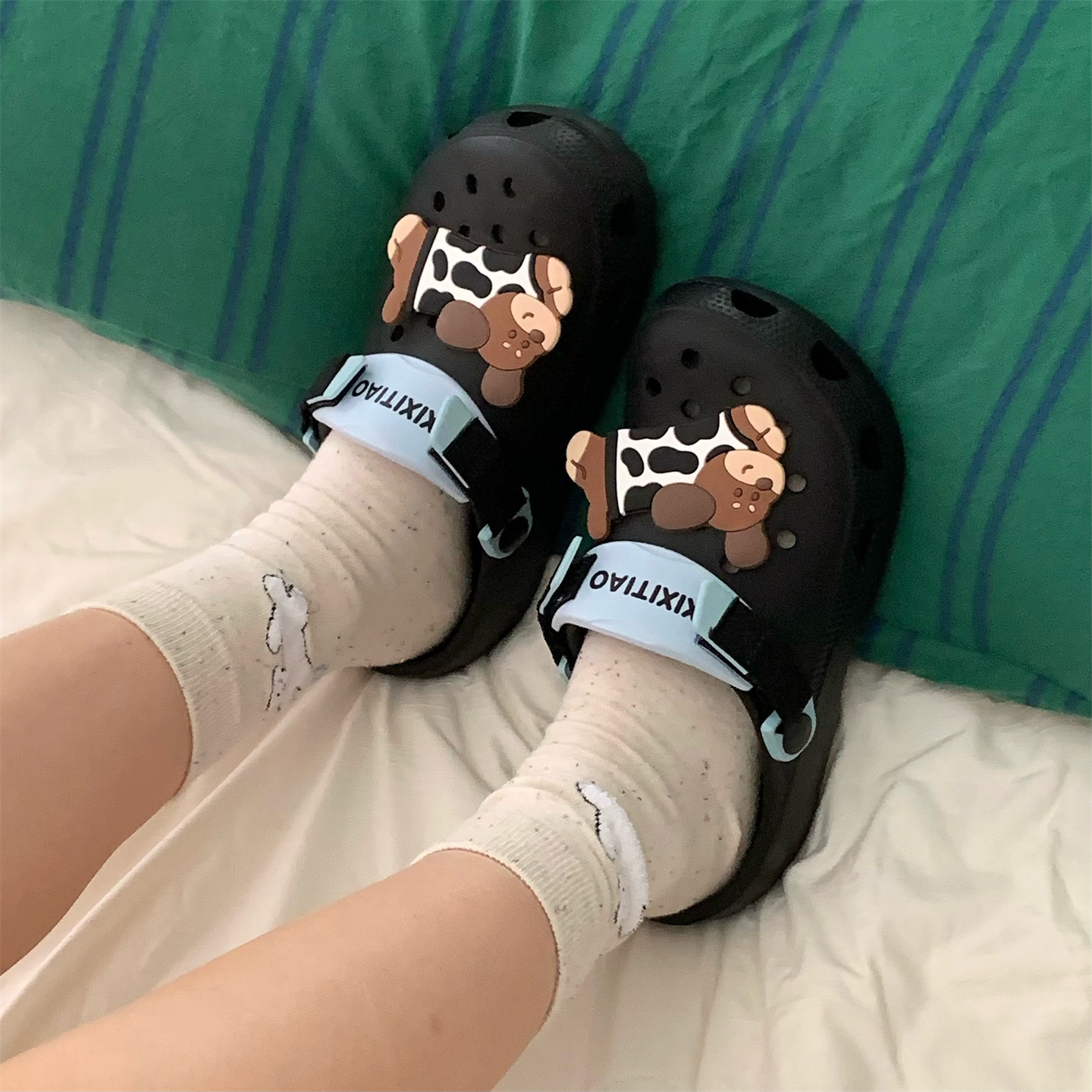 细细条奶牛纹小狗足弓洞洞鞋