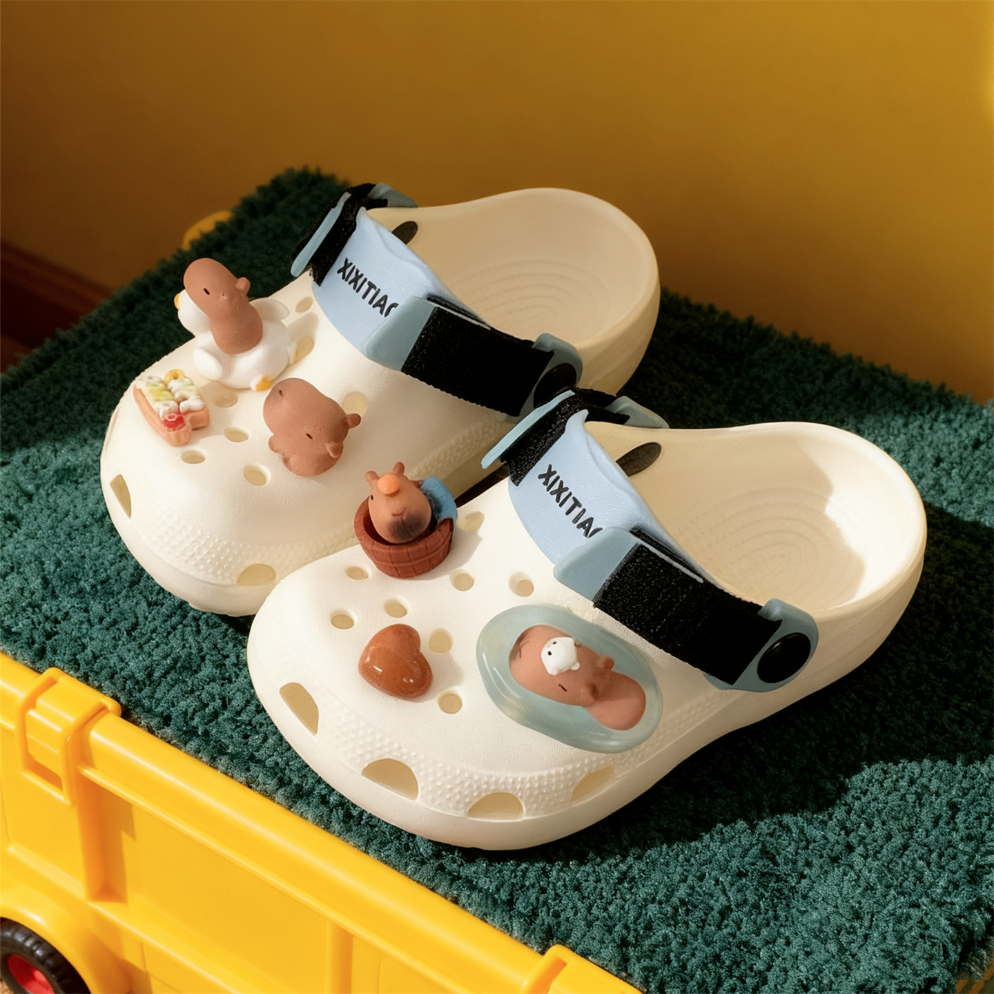 细细条卡皮巴拉水豚儿童洞洞鞋