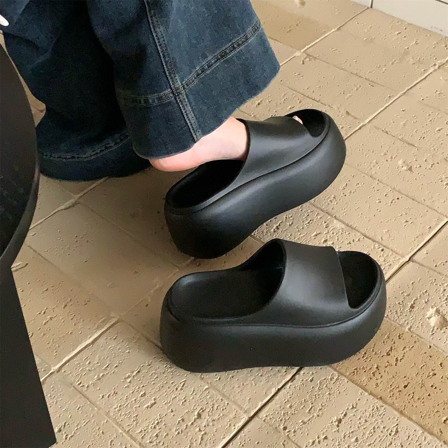 细细条增高8cm厚底足弓拖鞋女