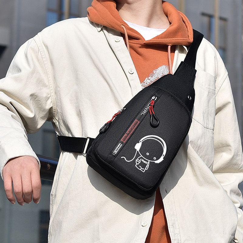 男士斜挎单肩包大容量休闲胸包春游外出潮流单肩包时尚印花背包潮