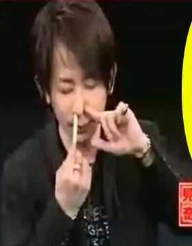 香菸入鼻烟消失直播吓人整蛊魔术道具近景现场愚人节街头表演刘谦