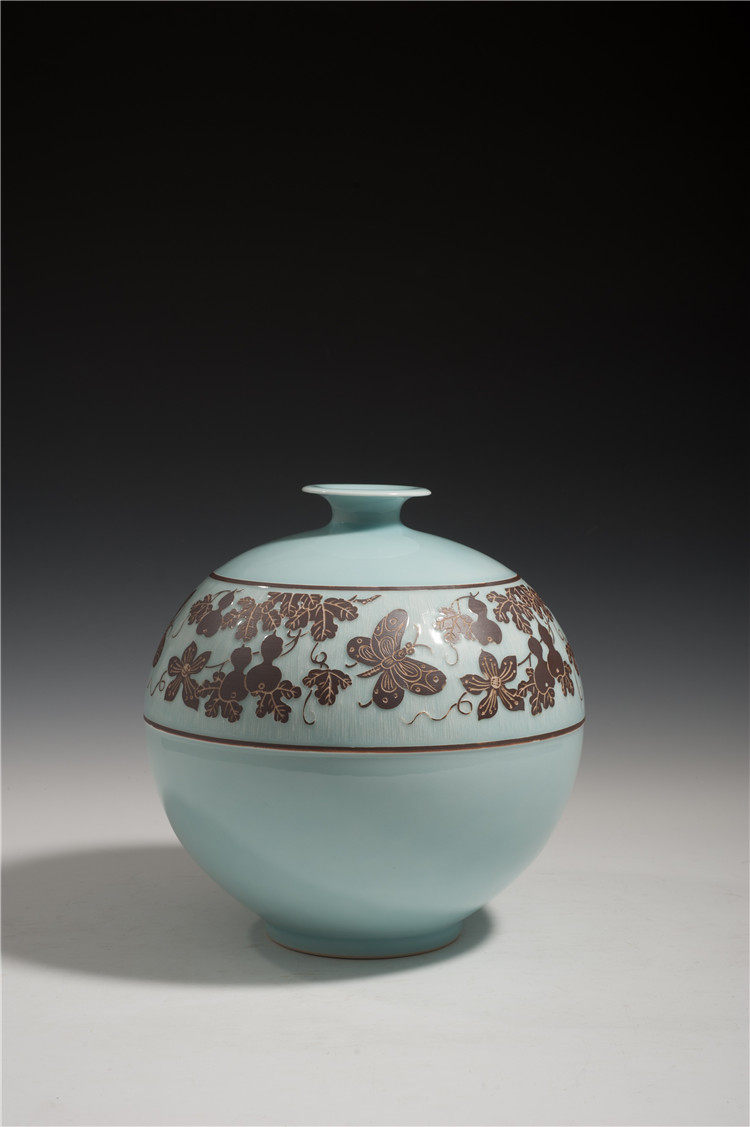 龙泉青瓷吴致行大师纯手工制作家具摆件花瓶 蝶舞飘香