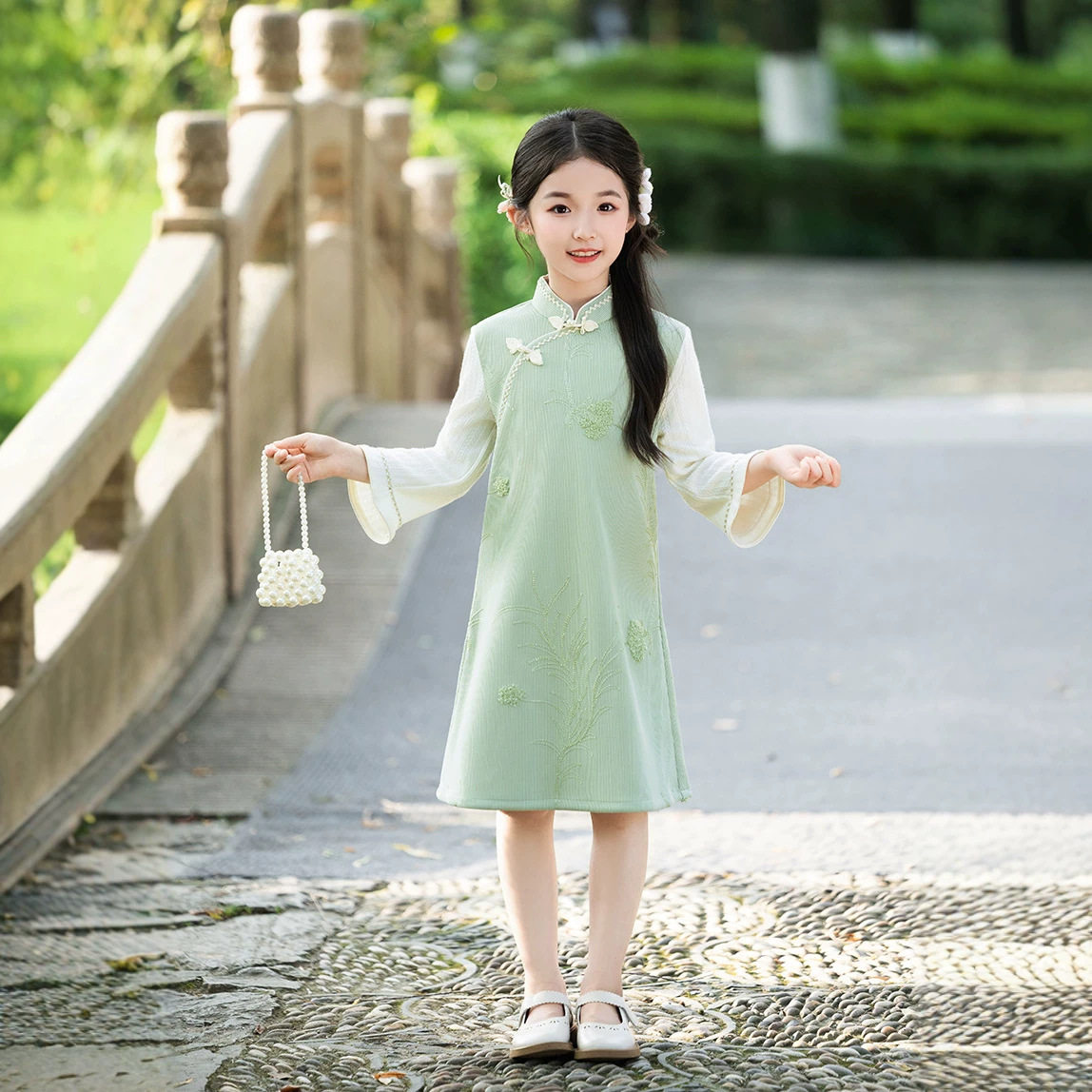 新中式女童绿色改良旗袍2026新款国风儿童童装连衣裙长袖日常可穿图片
