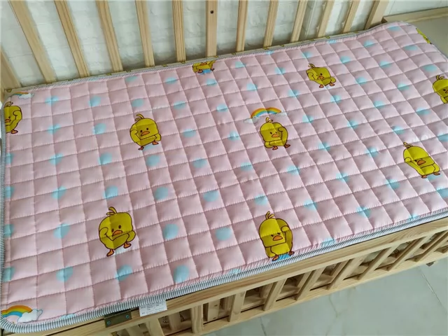 全新60 x 120方格小床垫薄床垫，幼儿园床垫。图案随机