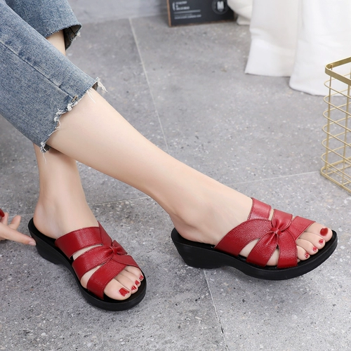 Модные тапочки, «мамины туфли» на танкетке, износостойкие кожаные мюли, лето 2020 года, из натуральной кожи