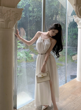 白色吊带挂脖连衣裙独特超好看女夏2023新款超火网红爆款海边度假