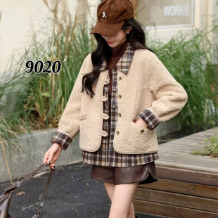 秋冬妈妈拼接羊羔外套时尚2024格子新款宽松皮毛一体加厚上衣显瘦