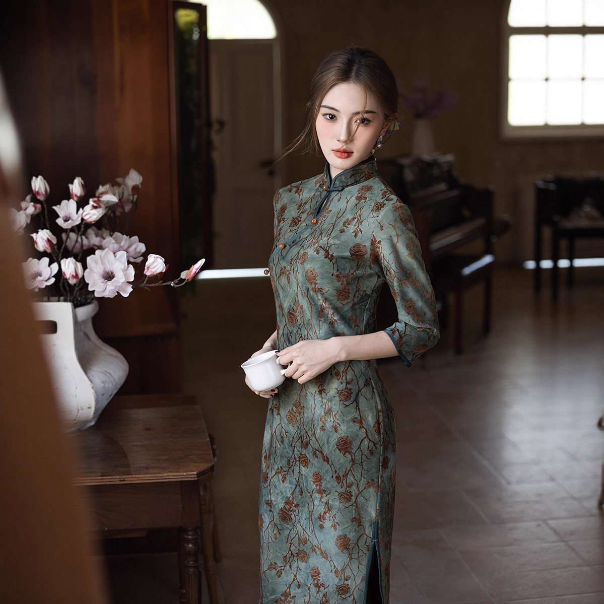秋冬2026新款牛奶丝植绒年轻款长旗袍改良日常拍摄甜美少女旗袍裙