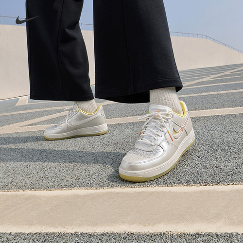Nike耐克空军一号女子平底运动鞋