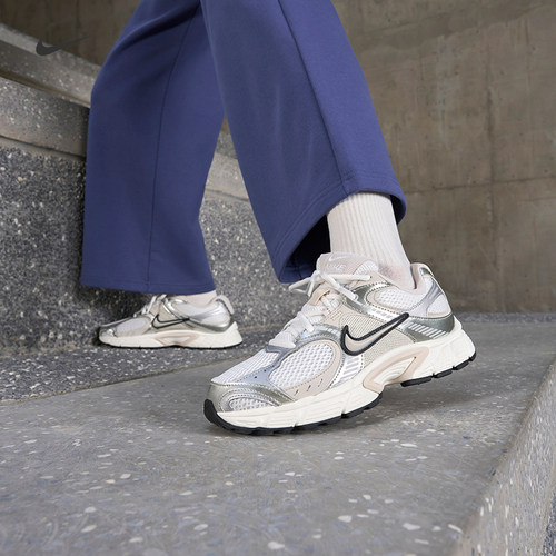 Nike耐克透气反光装饰女子运动鞋