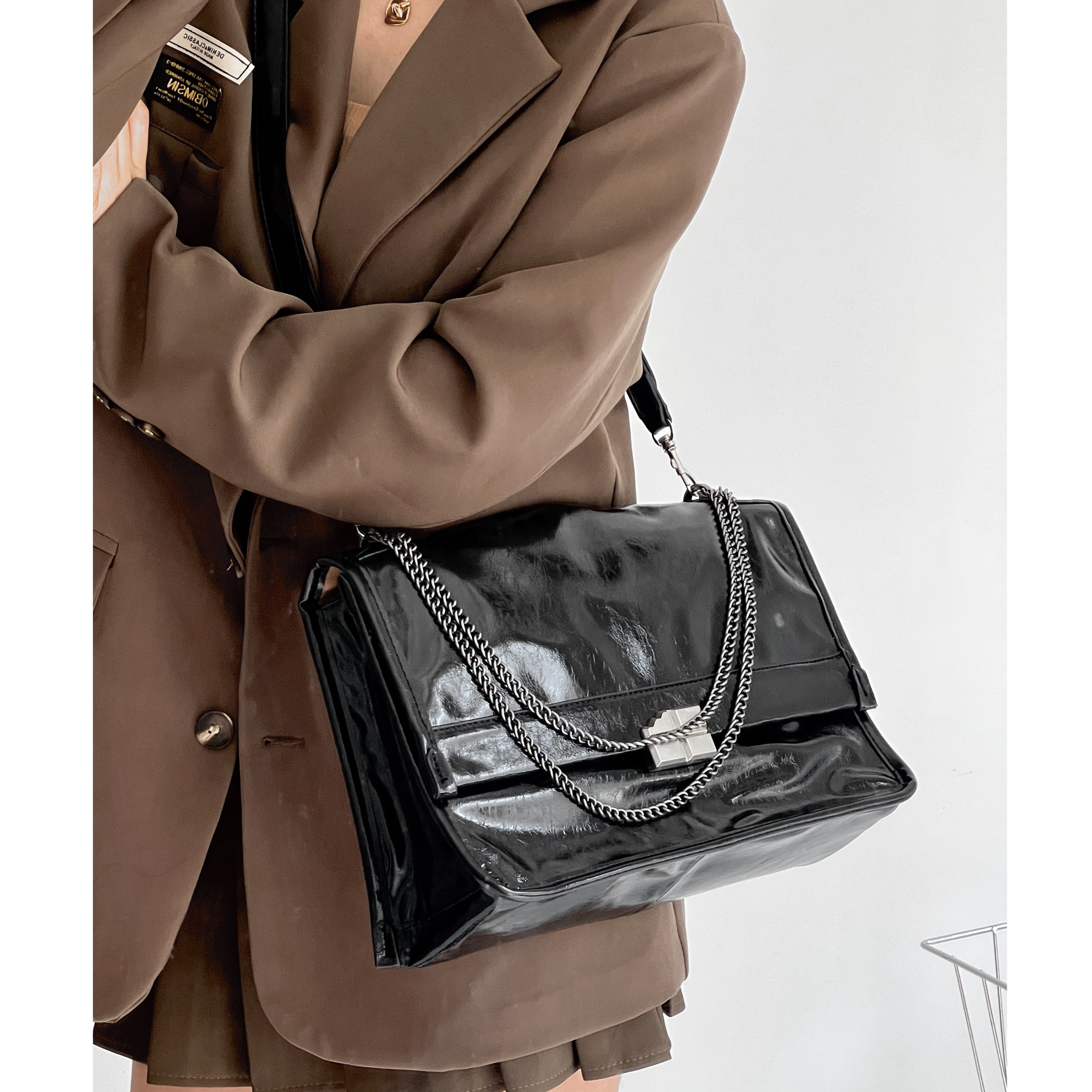 大容量油蜡皮翻盖大包包链条机车风中古包个性辣妹软皮邮差方块包