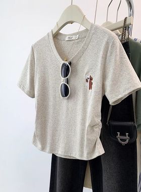 广州十三行女装灰色V领正肩t恤夏短袖卡腰褶皱显瘦短款上衣基础款