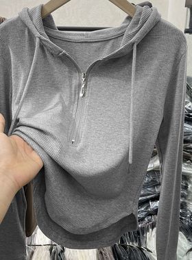 广州十三行女装灰色连帽长袖t恤女春秋款独特别致短款上衣超好看