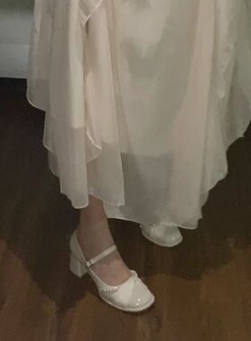 白色玛丽珍鞋伴娘鞋甜美粗跟增高浅口百搭珍珠单鞋一字带高跟鞋女