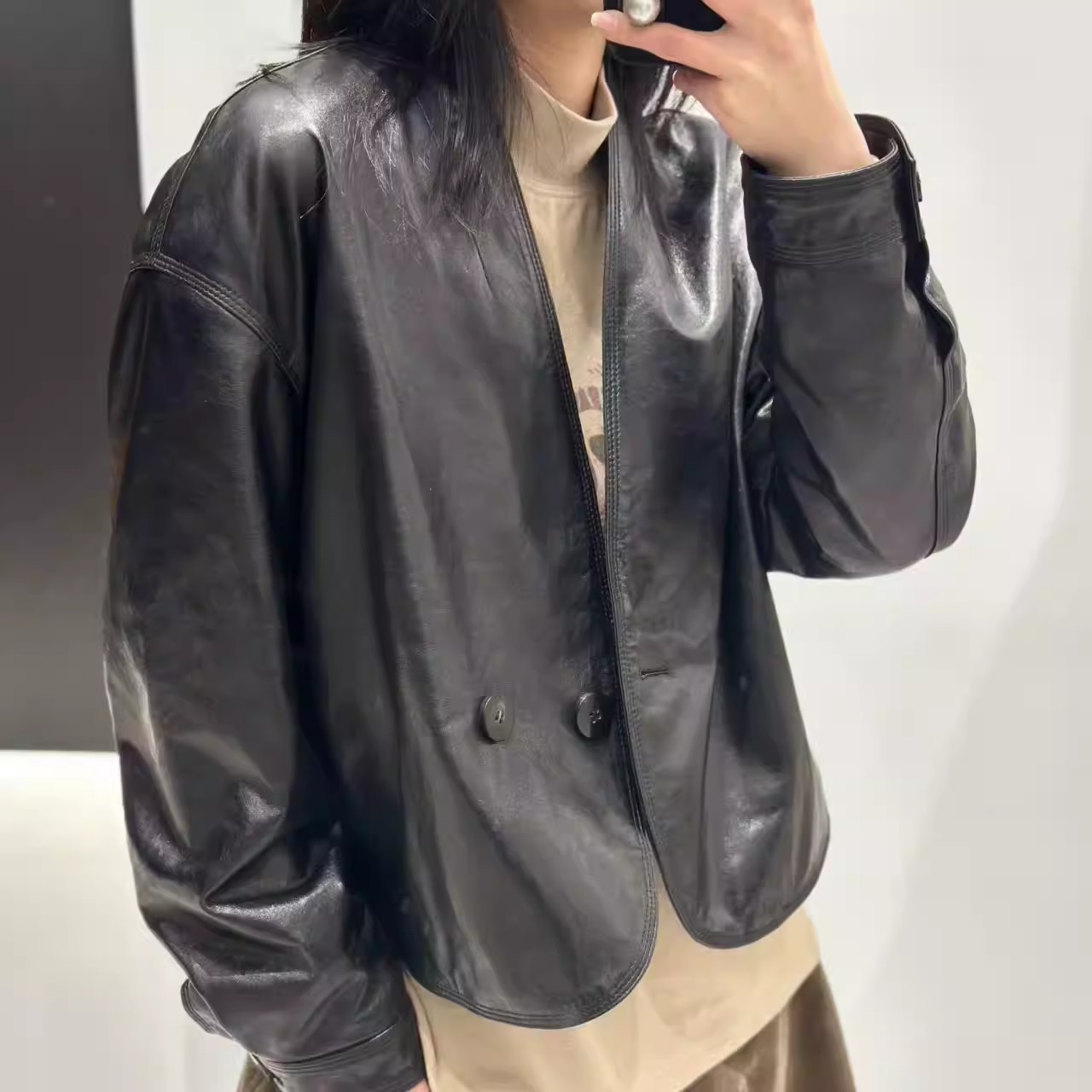 巨好看真皮皮衣女款2026秋新款显瘦v领油蜡绵羊皮休闲夹克短外套