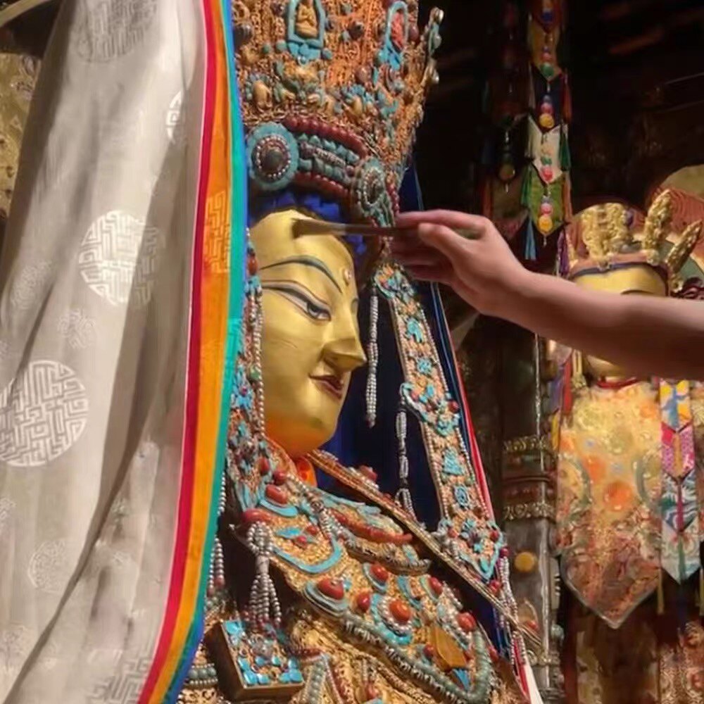 西藏拉萨大昭寺觉沃佛佛衣觉沃佛贴金刷金