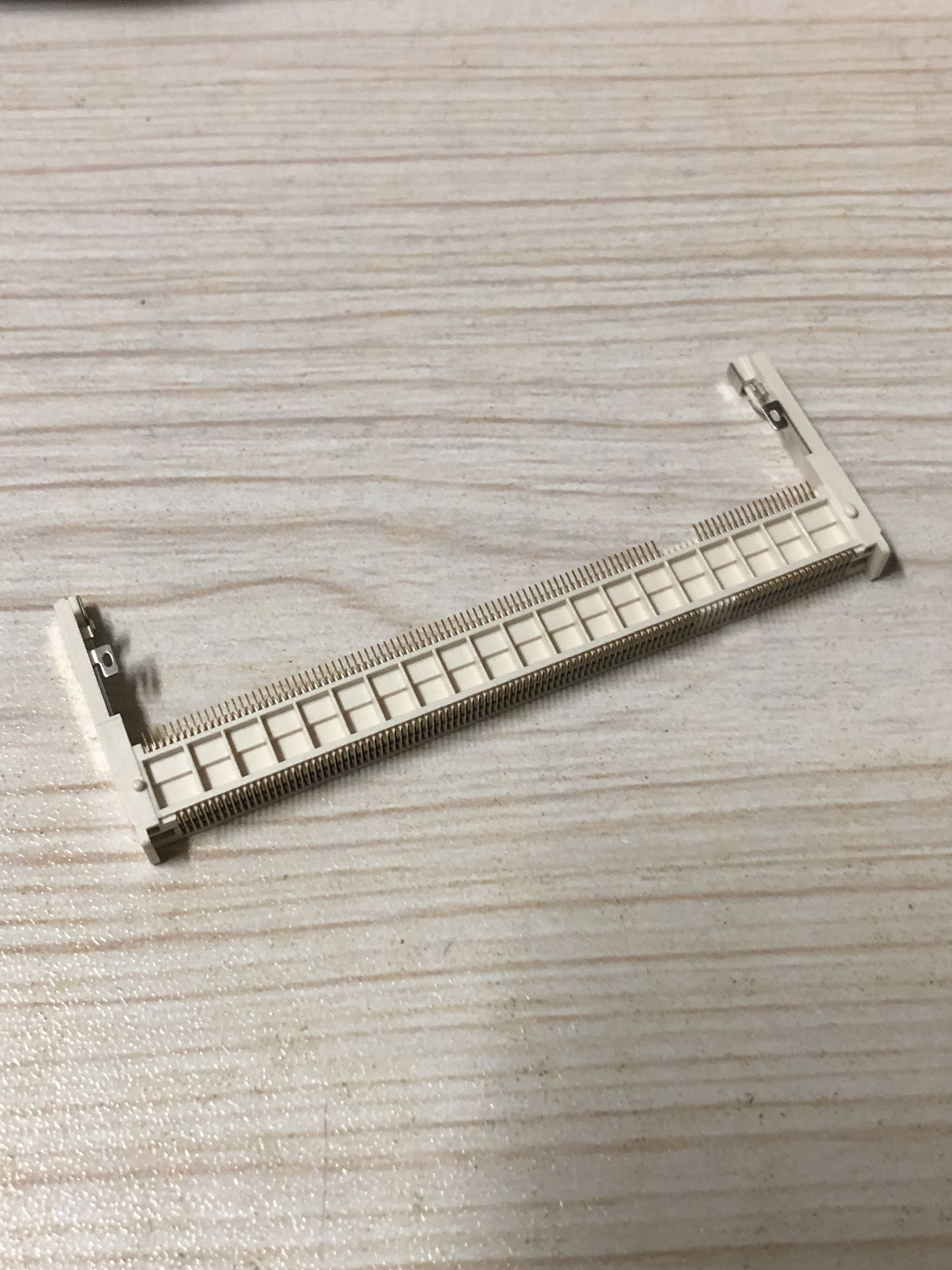 AS0A426-N2SN-7F富士康 DDR2 200P 1.8V 正向 5.2高 内存插槽