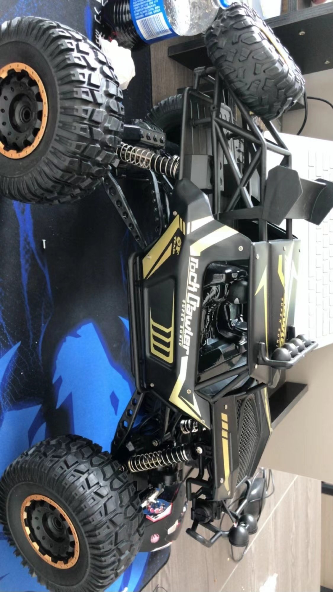 遥控玩具汽车儿童大号合金四驱越野车充电动速六轮攀爬车男女礼物